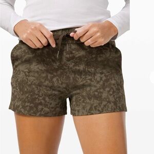 Lululemon On The Fly Mid Rise short. Summer Shade Medium Olive. Size 8. New!